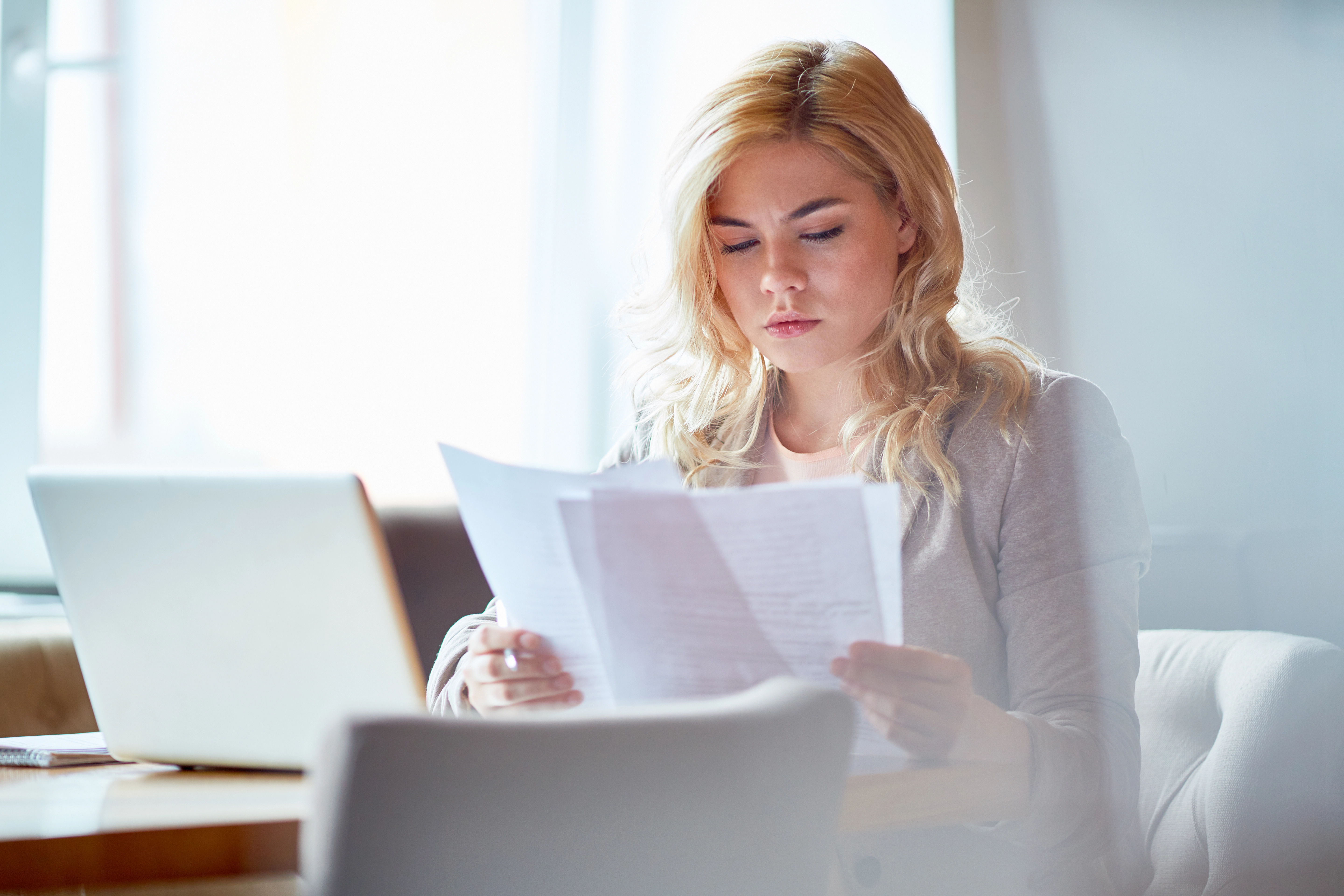 Responsable préparant des envois clients