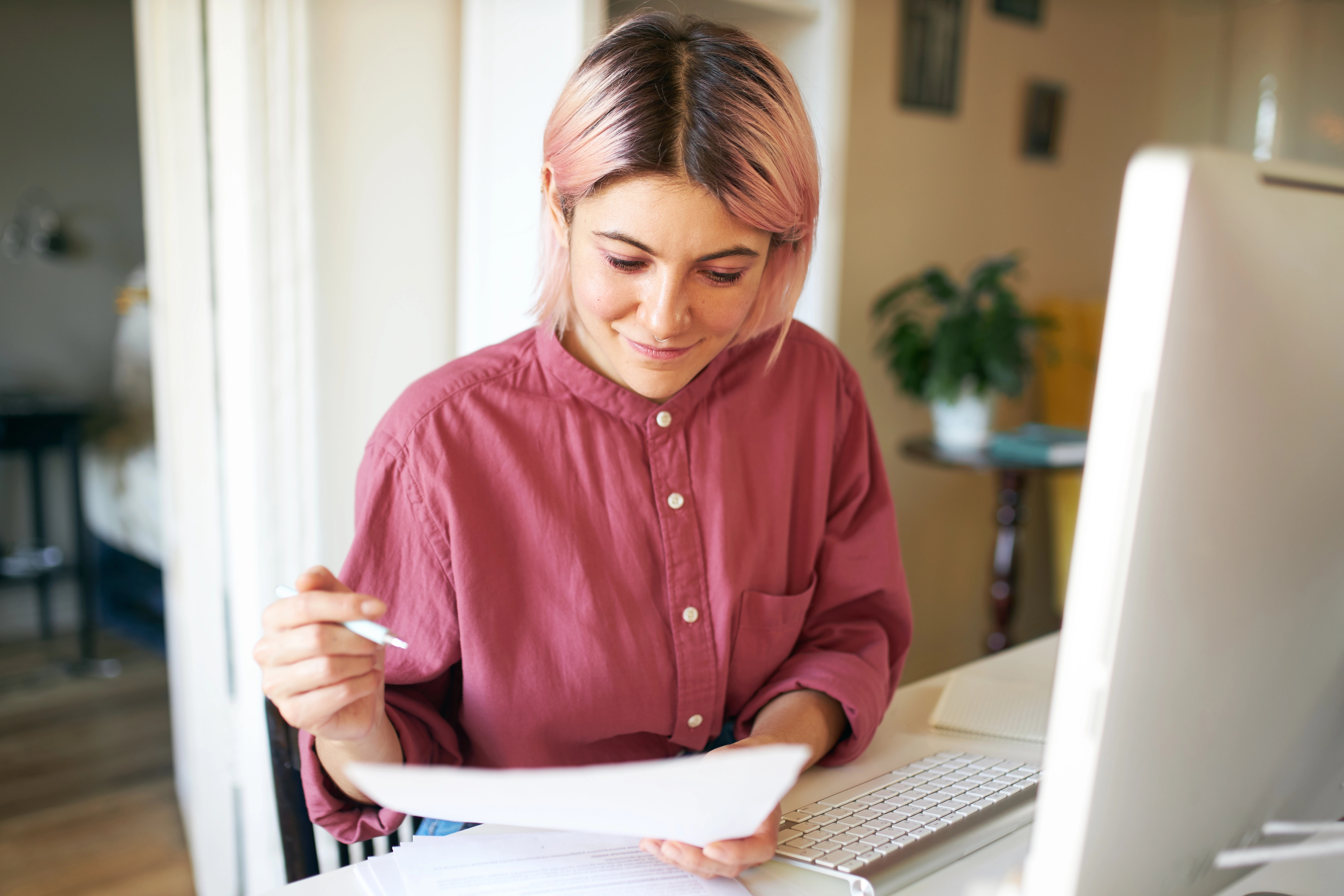 Entrepreneure organisant ses documents clients